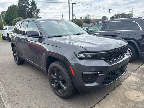 Used 2025 Jeep Grand Cherokee Limited w/ Black Appearance Package AWD/4WD image 3