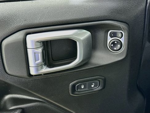 Used 2024 Jeep Wrangler Unlimited w/ Convenience Group AWD/4WD image 19