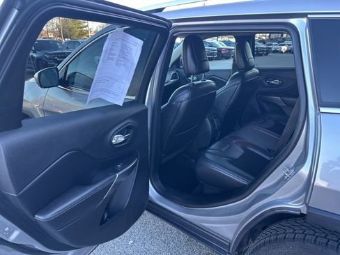 Used 2019 Jeep Cherokee Latitude Plus w/ Cold Weather Group image 10