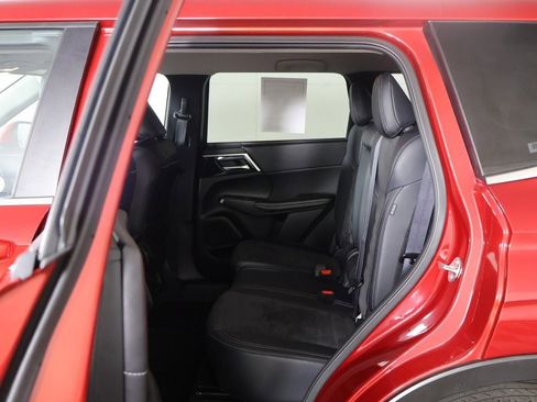 Used 2024 Mitsubishi Outlander SE image 30