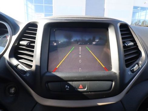 Used 2018 Jeep Cherokee Limited image 7