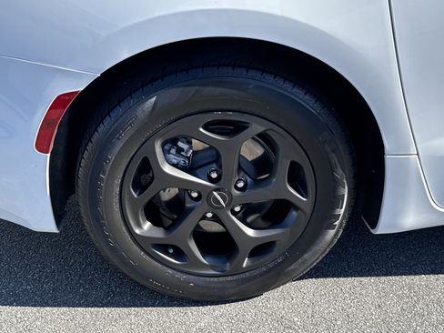 Used 2021 Chrysler Pacifica Touring-L w/ Uconnect Theater Family Group image 12