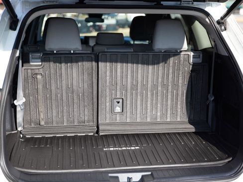 Used 2020 Toyota Highlander LE image 26