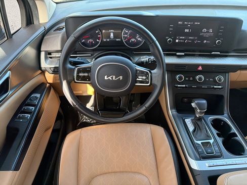 Used 2023 Kia Carnival LX image 16
