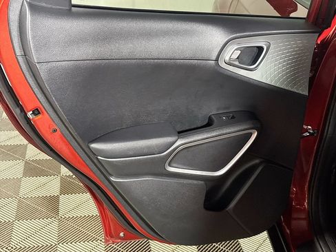 Used 2025 Kia Soul LX w/ LX Technology Package FWD image 18