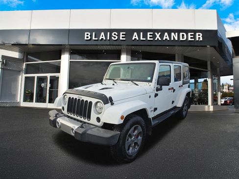 Used 2018 Jeep Wrangler Unlimited Sahara w/ Connectivity Group AWD/4WD image 6