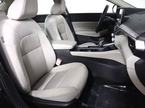 Used 2025 Nissan Altima 2.5 SV FWD image 37