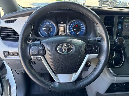 Used 2017 Toyota Sienna XLE Premium FWD image 16