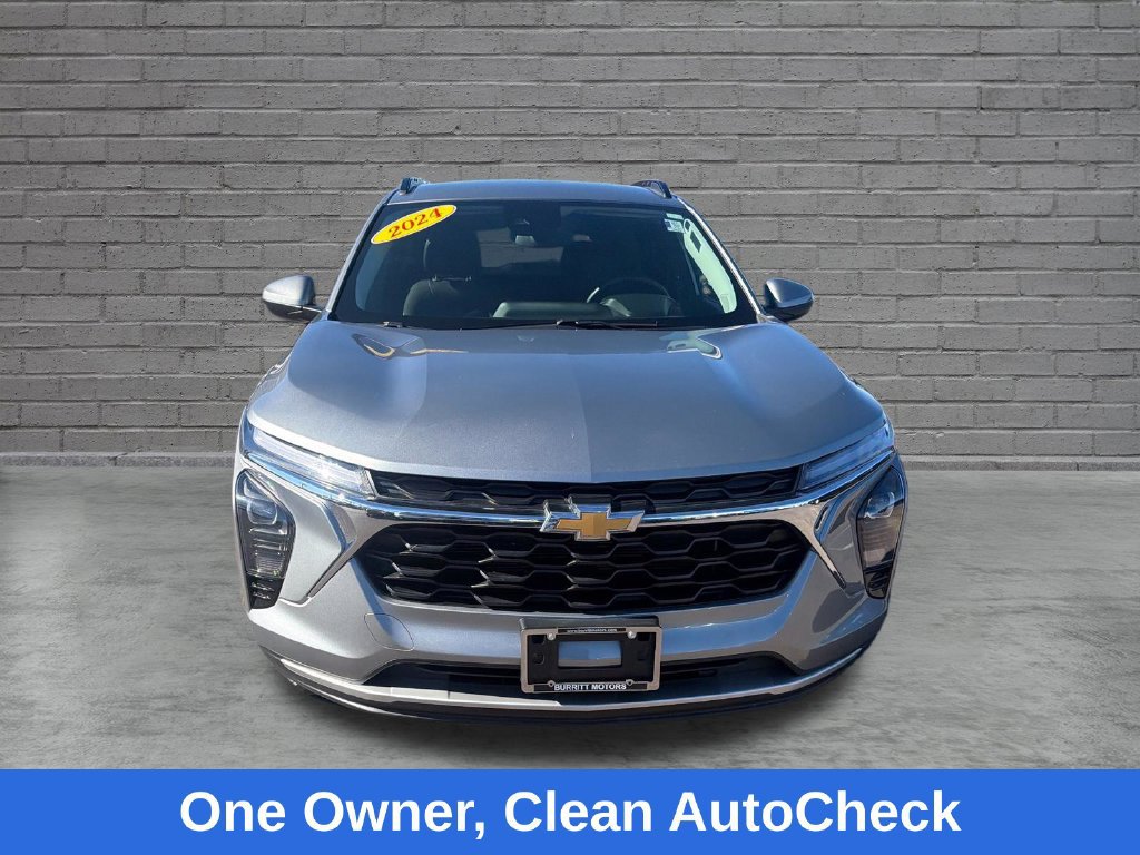 Used 2024 Chevrolet Trax LT w/ Driver Confidence Package FWD image 2