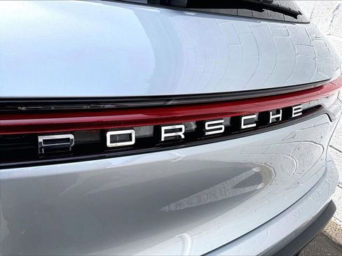 Certified 2026 Porsche Macan AWD/4WD image 33