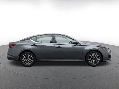 Used 2025 Nissan Altima 2.5 SV FWD image 14