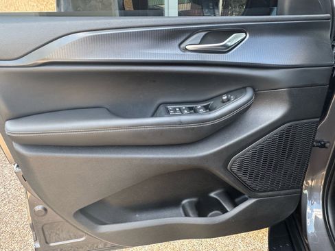 Used 2023 Jeep Grand Cherokee L Laredo image 27