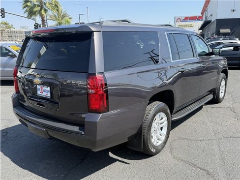 Used 2018 Chevrolet Suburban LT w/ Luxury Package RWD image 7
