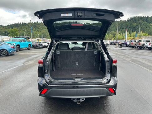 Used 2023 Toyota Highlander XLE AWD/4WD image 11