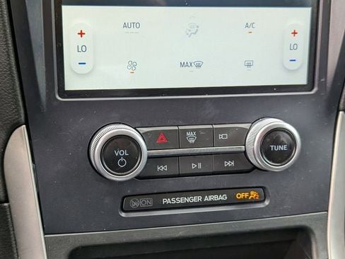 Used 2022 Ford Edge SE w/ Black Appearance Package image 17