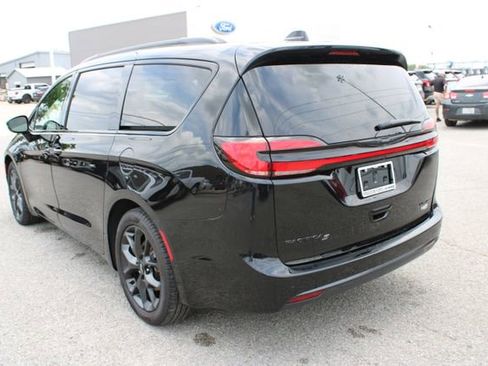 Used 2025 Chrysler Pacifica Limited FWD image 9