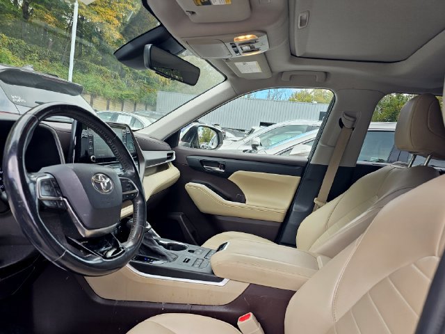 Used 2021 Toyota Highlander XLE AWD/4WD image 5