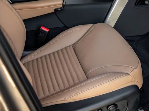 New 2025 Land Rover Discovery Metropolitan Edition image 28