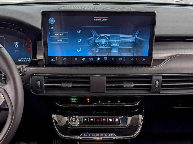 Certified 2025 Lincoln Corsair AWD w/ Equipment Group 101A image 28