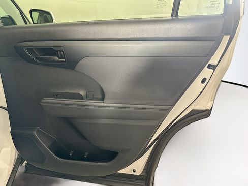 Used 2024 Toyota Highlander LE image 33