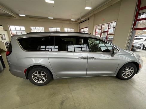 Used 2021 Chrysler Pacifica Touring image 8