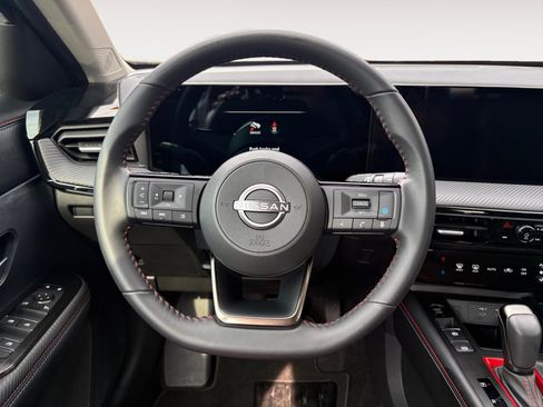 Used 2025 Nissan Kicks SR FWD image 13