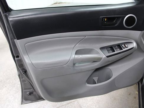 Used 2014 Toyota Tacoma Base image 17