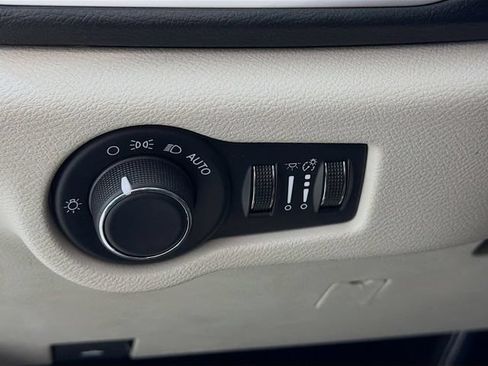 Used 2018 Chrysler Pacifica Touring w/ Tire & Wheel Group FWD image 10