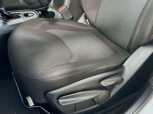 Used 2019 Jeep Cherokee Latitude w/ Popular Appearance Group AWD/4WD image 9