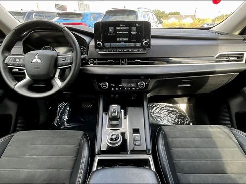 Used 2023 Mitsubishi Outlander SE image 15