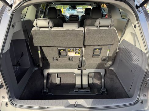 Used 2023 Toyota Sienna XLE FWD image 31