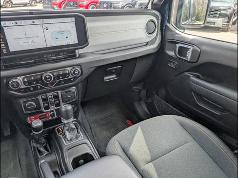 Used 2025 Jeep Wrangler Willys image 9