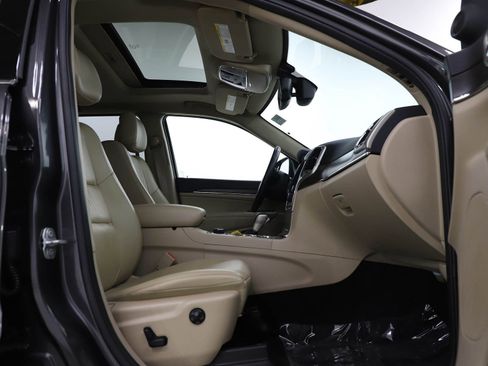 Used 2016 Jeep Grand Cherokee Limited w/ Trailer Tow Group IV image 11