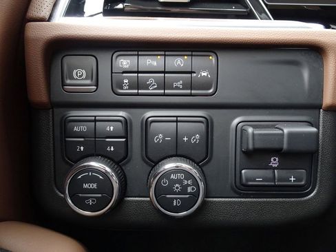 Used 2025 Chevrolet Tahoe High Country image 21