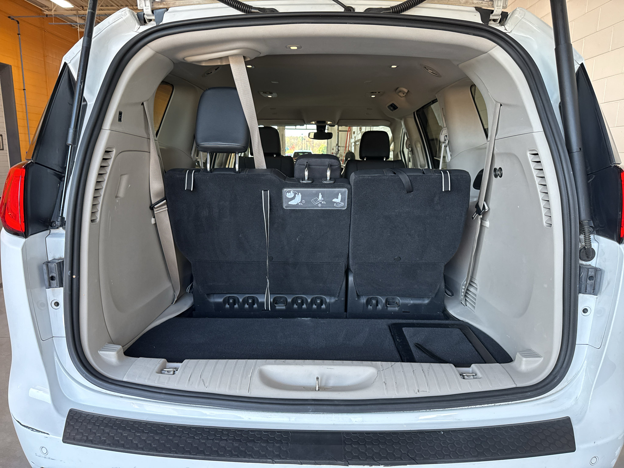 Used 2020 Chrysler Pacifica Touring-L FWD image 21