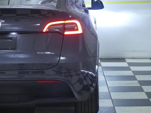 Used 2021 Tesla Model Y Long Range AWD/4WD image 29