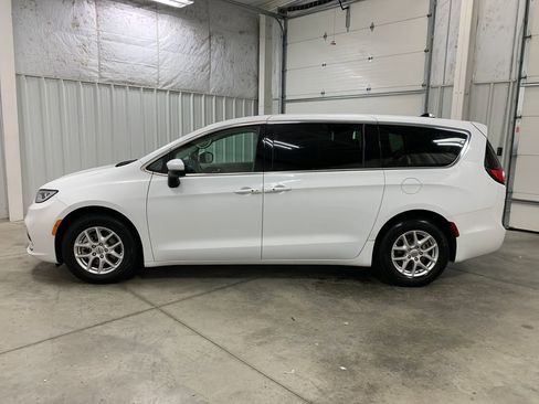 Used 2023 Chrysler Pacifica Touring-L FWD image 23