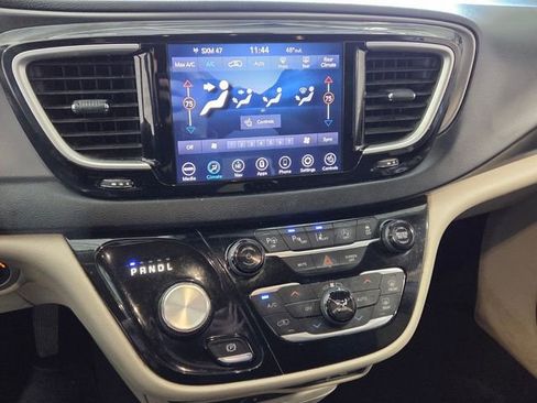 Used 2020 Chrysler Pacifica Touring-L Plus w/ Tire & Wheel Group image 21