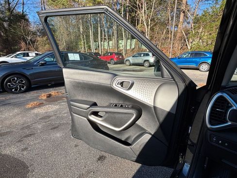 Used 2025 Kia Soul LX w/ LX Technology Package image 18