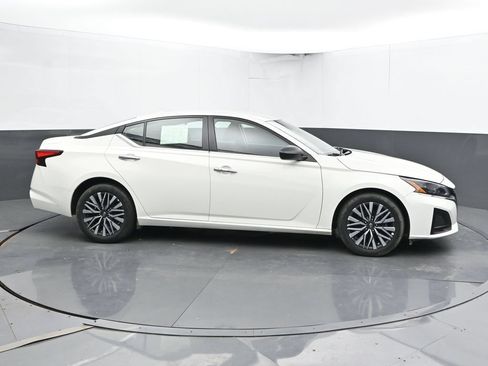 Used 2025 Nissan Altima 2.5 SV FWD image 4
