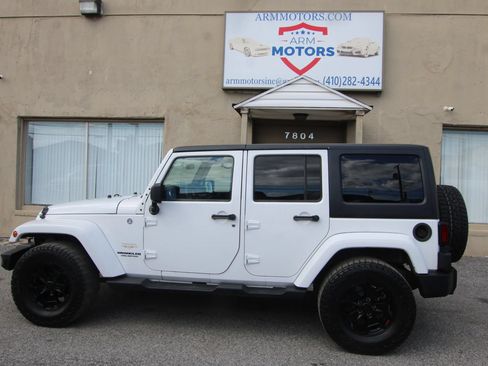 Used 2012 Jeep Wrangler Unlimited Sahara w/ Dual Top Group AWD/4WD image 5
