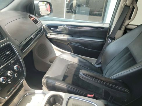 Used 2018 Dodge Grand Caravan SXT FWD image 16