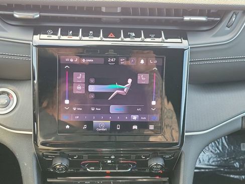 New 2025 Jeep Grand Cherokee Altitude image 19