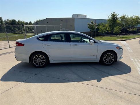 Used 2017 Ford Fusion SE w/ Equipment Group 602A FWD image 9
