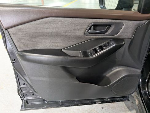 Used 2023 Nissan Rogue S image 11