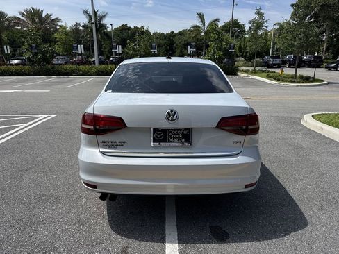 Used 2017 Volkswagen Jetta SEL FWD image 2