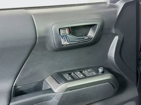 Certified 2022 Toyota Tacoma TRD Off-Road image 18