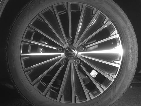 Used 2025 Volkswagen Taos SE image 12