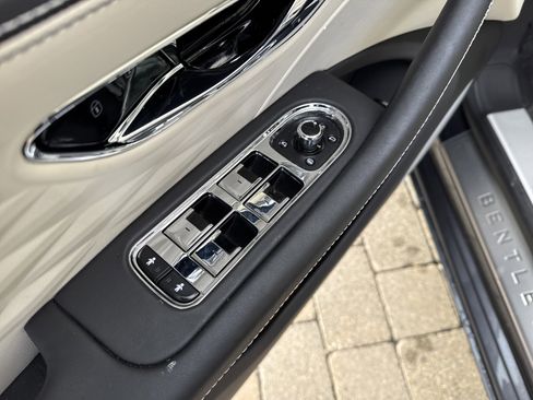 Used 2022 Bentley Flying Spur V8 image 12