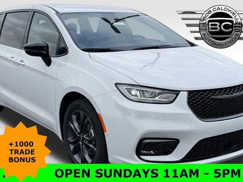 New 2026 Chrysler Pacifica Select image 1